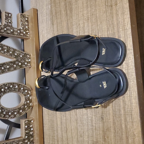 Zara Women's Black Flat Strappy Sandal With Metal Ornament Sz 9 (40) - Picture 4 of 11